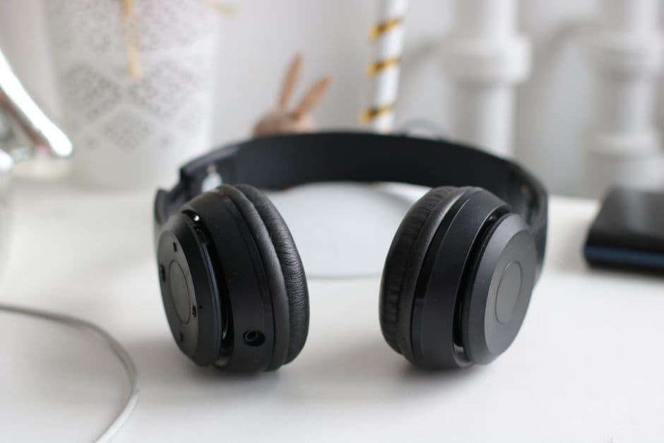 The ANC Spec Sheet Lie: Why Your $300 Headphones Block Less Than They Claim
